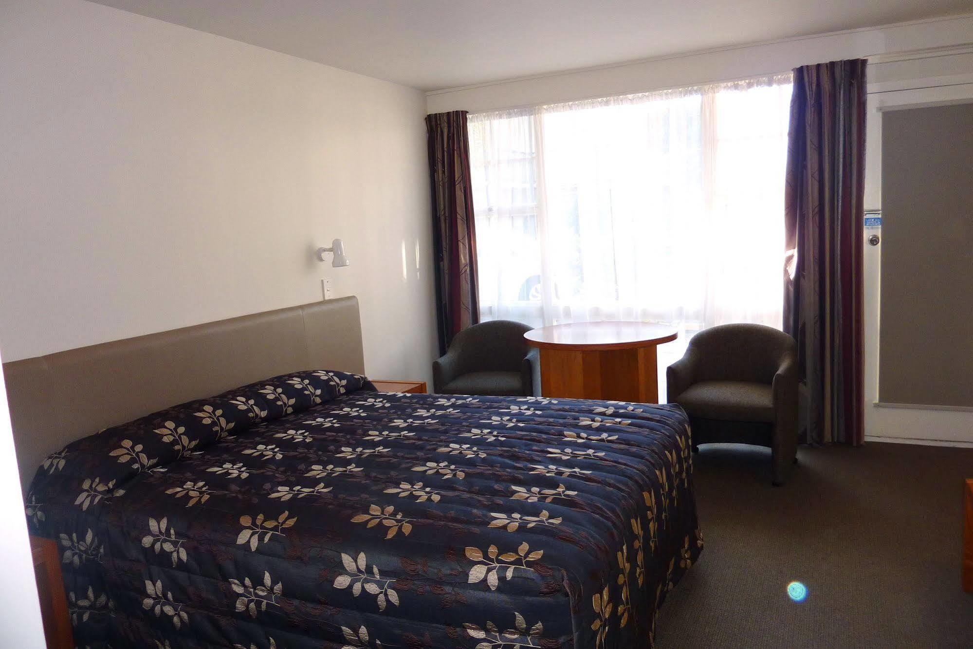 Colonial Inn Motel Крайстчърч Екстериор снимка