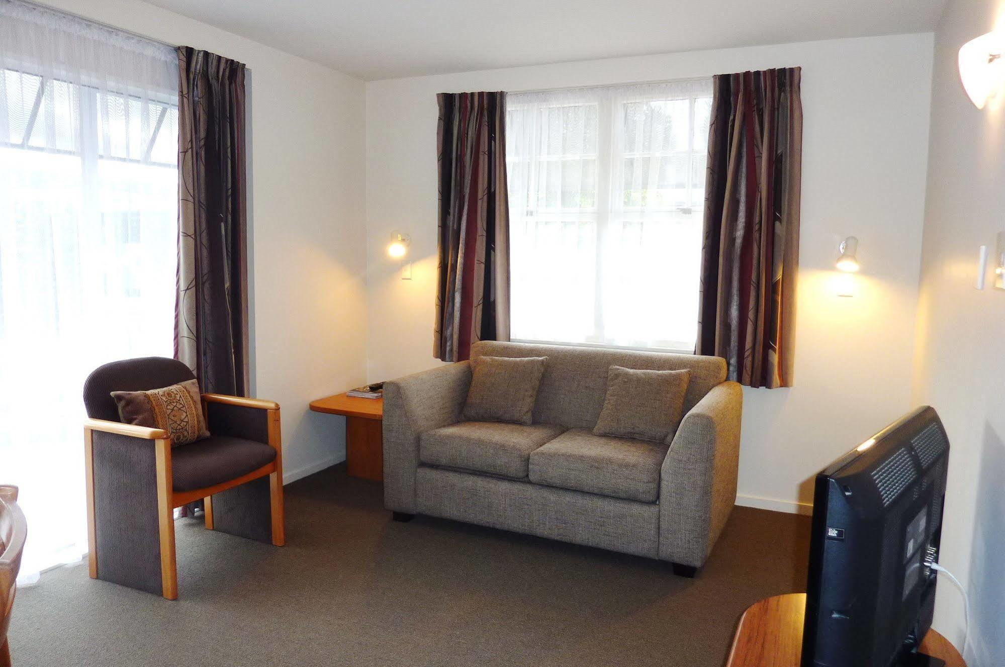Colonial Inn Motel Крайстчърч Екстериор снимка