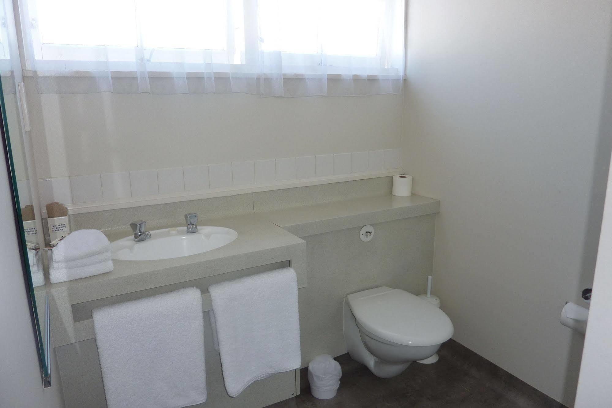 Colonial Inn Motel Крайстчърч Екстериор снимка