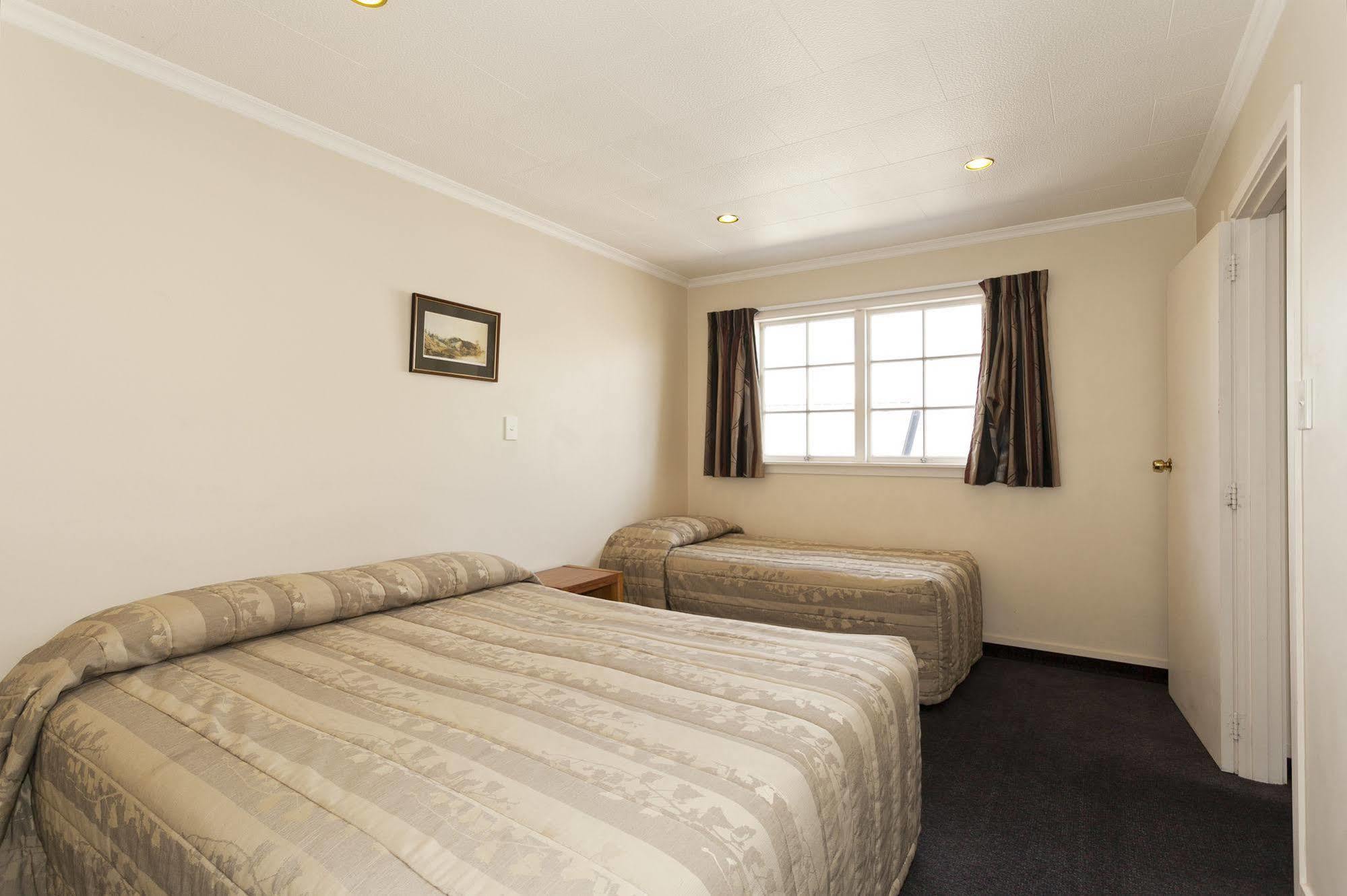Colonial Inn Motel Крайстчърч Екстериор снимка