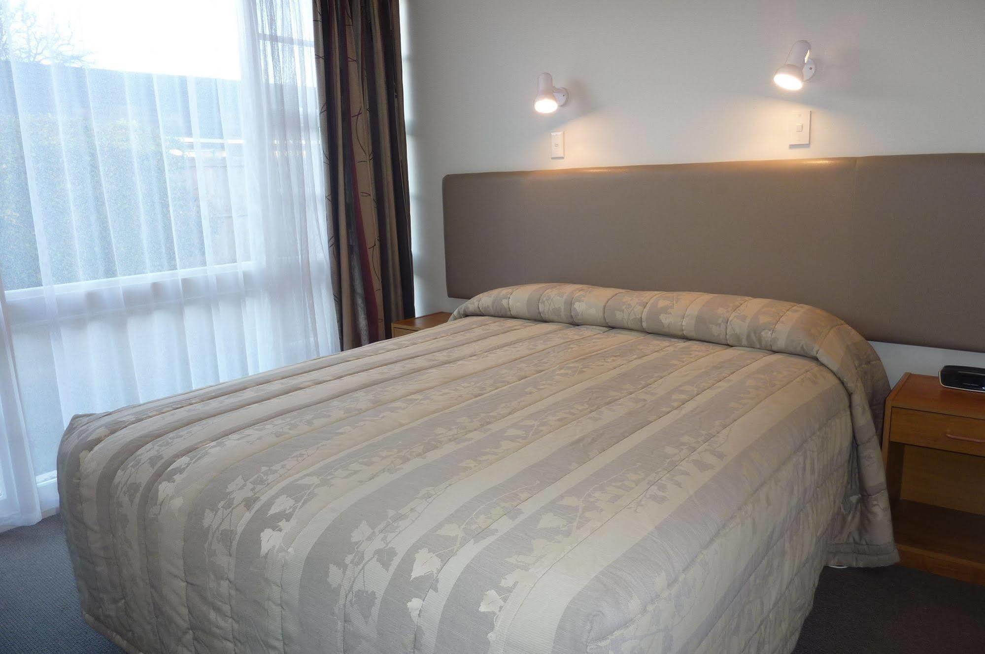 Colonial Inn Motel Крайстчърч Екстериор снимка