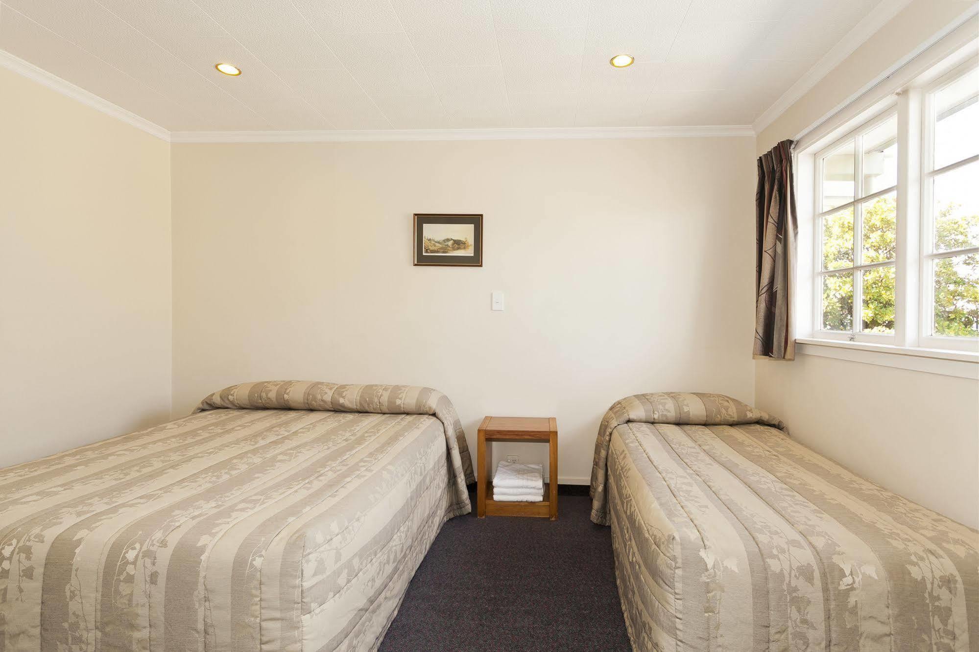 Colonial Inn Motel Крайстчърч Екстериор снимка