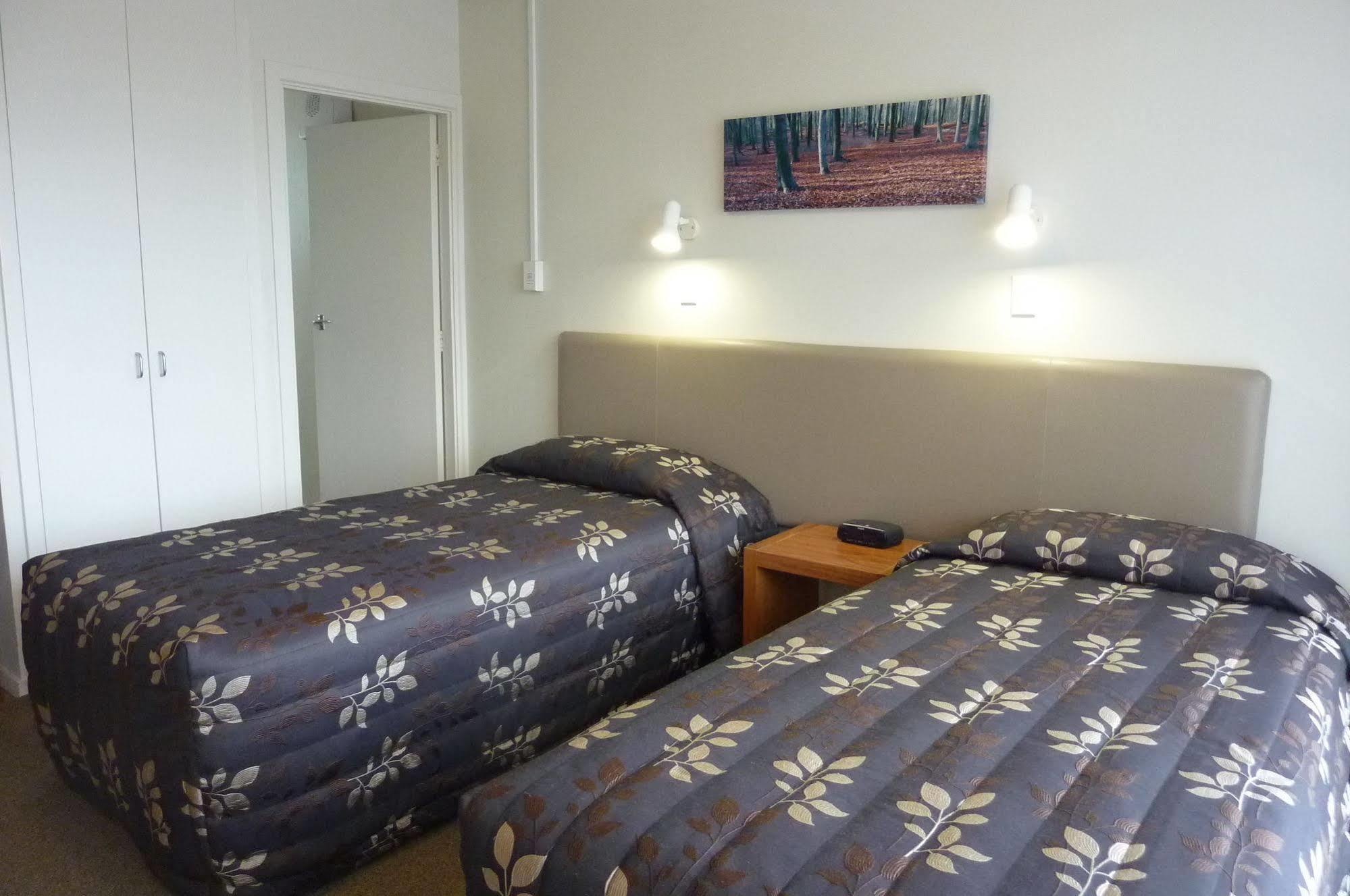 Colonial Inn Motel Крайстчърч Екстериор снимка